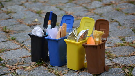 Förderrichtlinie Kreislaufwirtschaft Förderrichtlinie Kreislaufwirtschaft 2024: Symbolfoto mit vier kleinen Modell-Mülltonnen